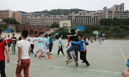 点球获胜后,队员们喜悦相拥.png