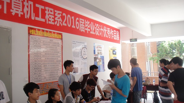 到场参观的同学积极投票中2.JPG