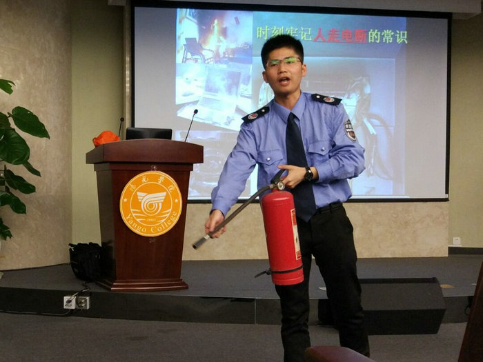王教员演示灭火器的正确使用方式.jpg