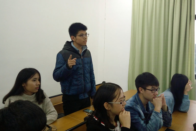 学生代表提出学习中的问题.jpg