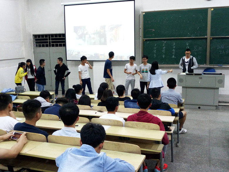辅导员与学生进行火灾演练.jpg
