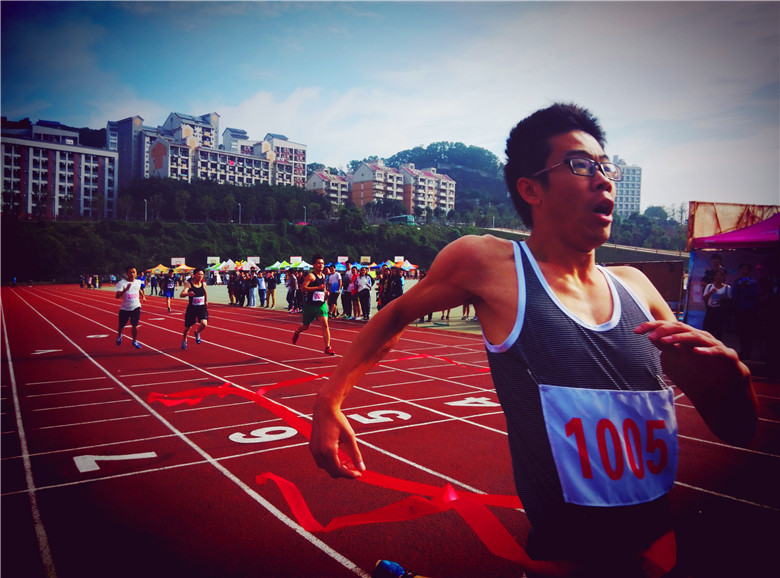 男子200米决赛,我系李程杰同学冲线_副本.jpg