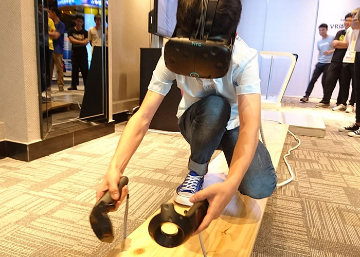 计算机学子体验高空VR虚拟项目.jpg