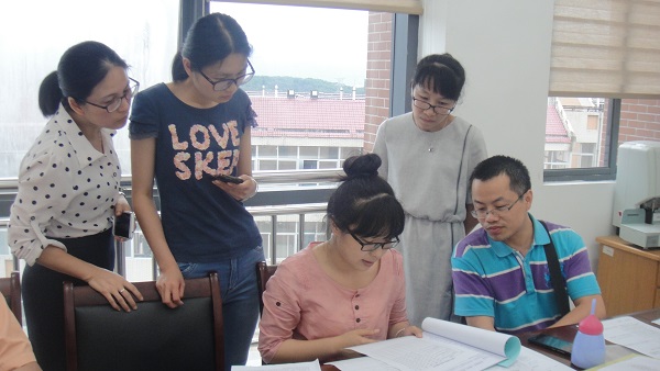 楼瑛检查老师和我系老师交流论文材料检查3.JPG