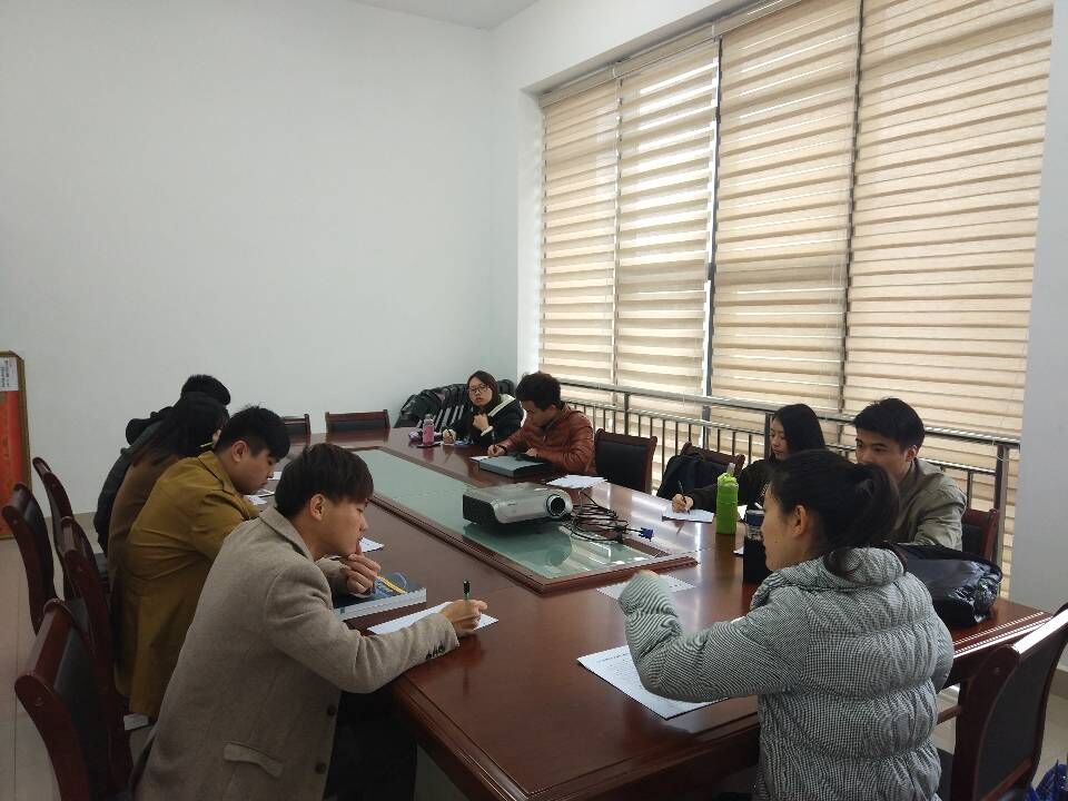 李欣欣老师主持学生党支部专题学习会议.jpg