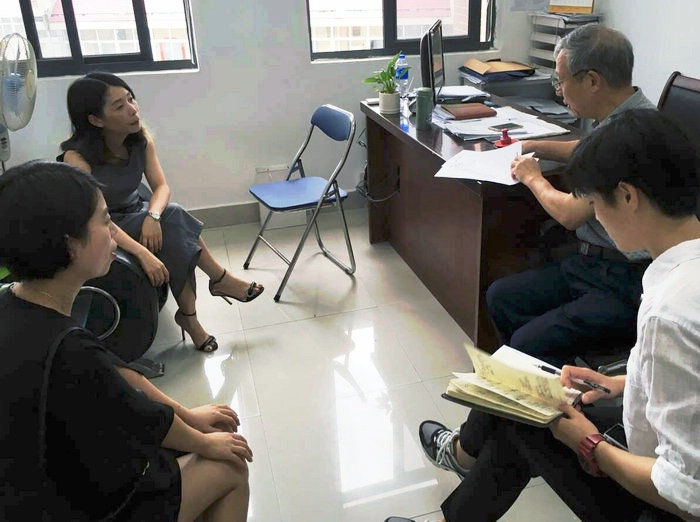 郑忠钦主任与企业方交换合作意见.jpg