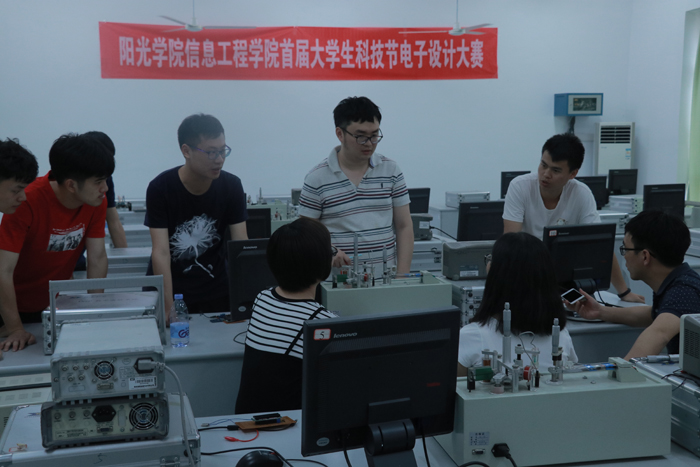 0519投稿照片-信息工程学举办院第一届科技节电子设计大赛1.jpg