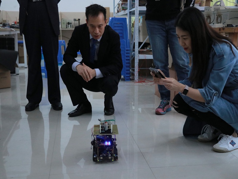 陈洪波副总裁一行人试玩我院科技节作品_副本.jpg